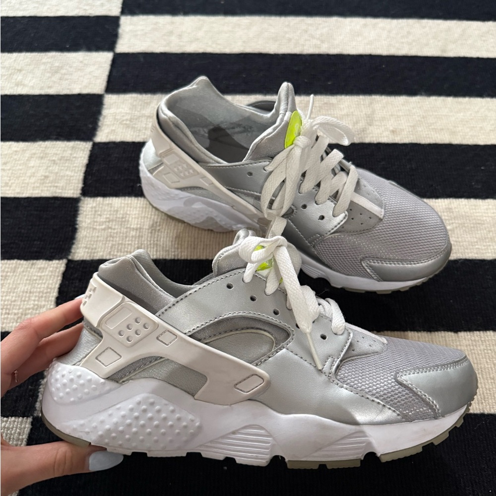 Nike Huaraches Silver/Green size 6Y, women’s 7